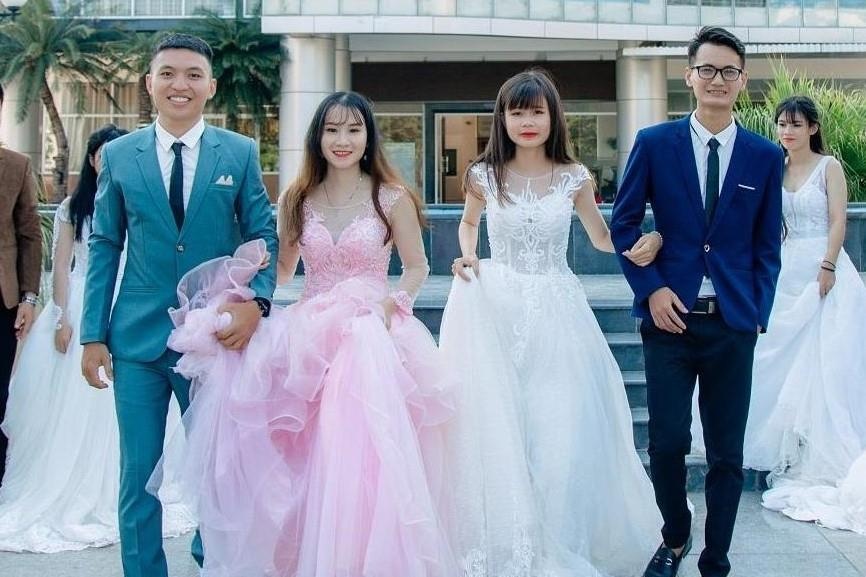 Su that dang sau bo ky yeu phong cach cuoi tap the dang bi 'nem da' hinh anh