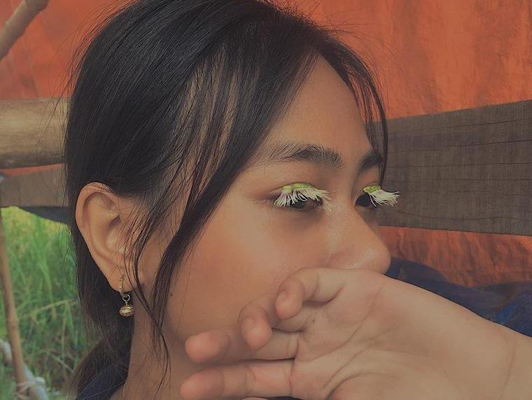 Nu sinh 10X gan mi bang hoa dai xem dan mang co tram tro hinh anh