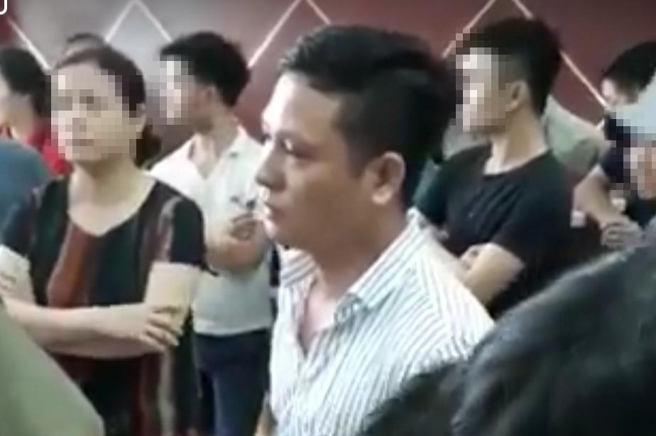 Co gai bi 'dat tay len dui' khi cho thang may chung cu o Ha Noi hinh anh