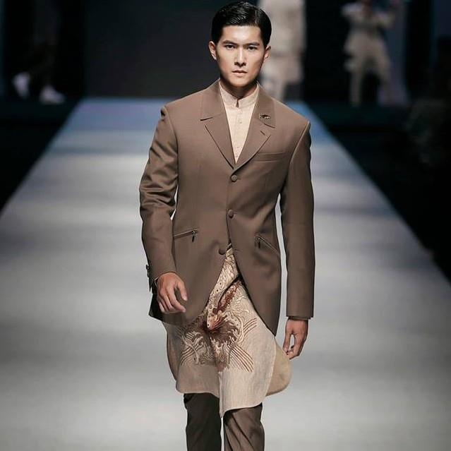 Chang thi ve ke chuyen che o cho nang Cam Chi Pu anh 7