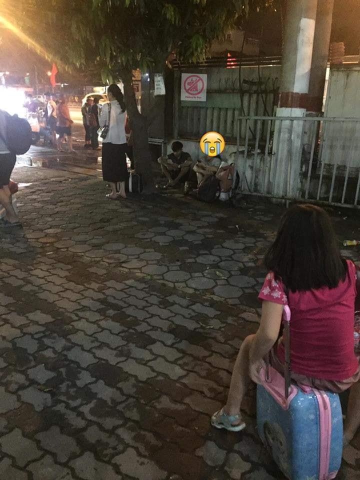 Những bạn trẻ lỡ xe về quê nghỉ lễ ảnh 1 Nhung ban tre lo xe ve que nghi le anh 1