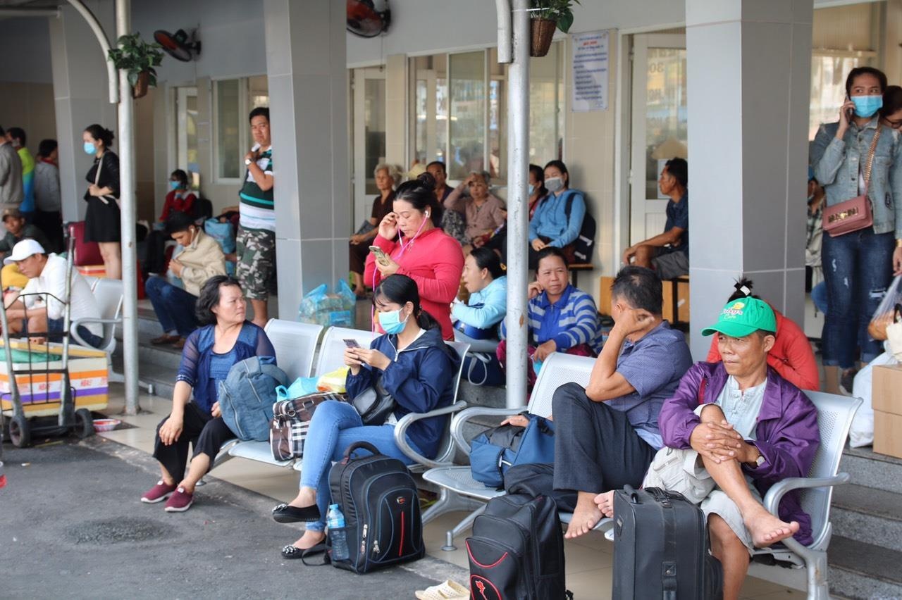 Những bạn trẻ lỡ xe về quê nghỉ lễ ảnh 2 Nhung ban tre lo xe ve que nghi le anh 2