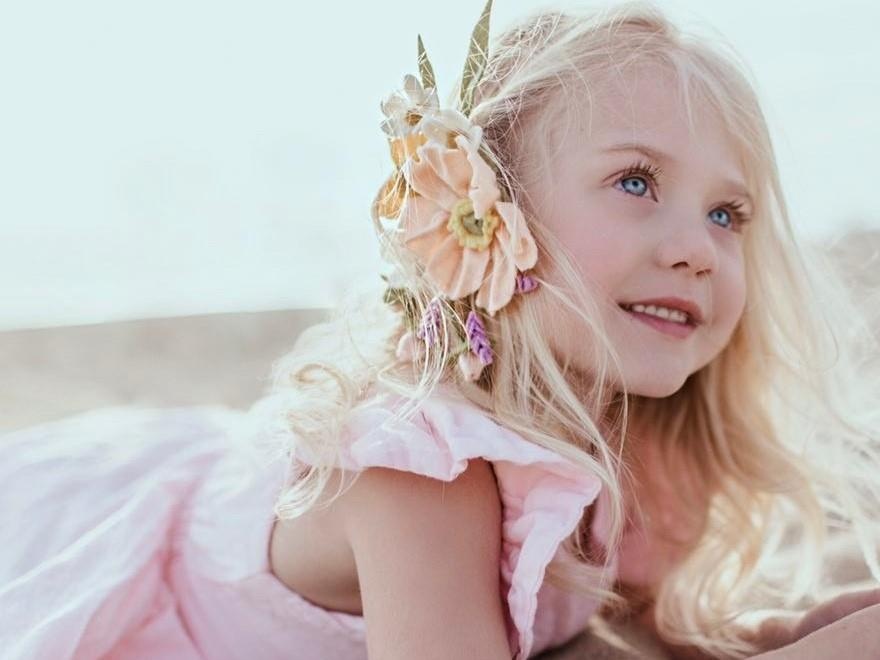 be gai 6 tuoi hut follows nho phong cach sanh dieu anh 1