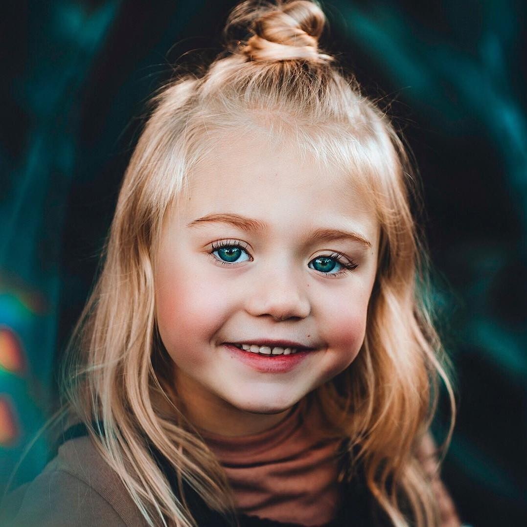 be gai 6 tuoi hut follows nho phong cach sanh dieu anh 2