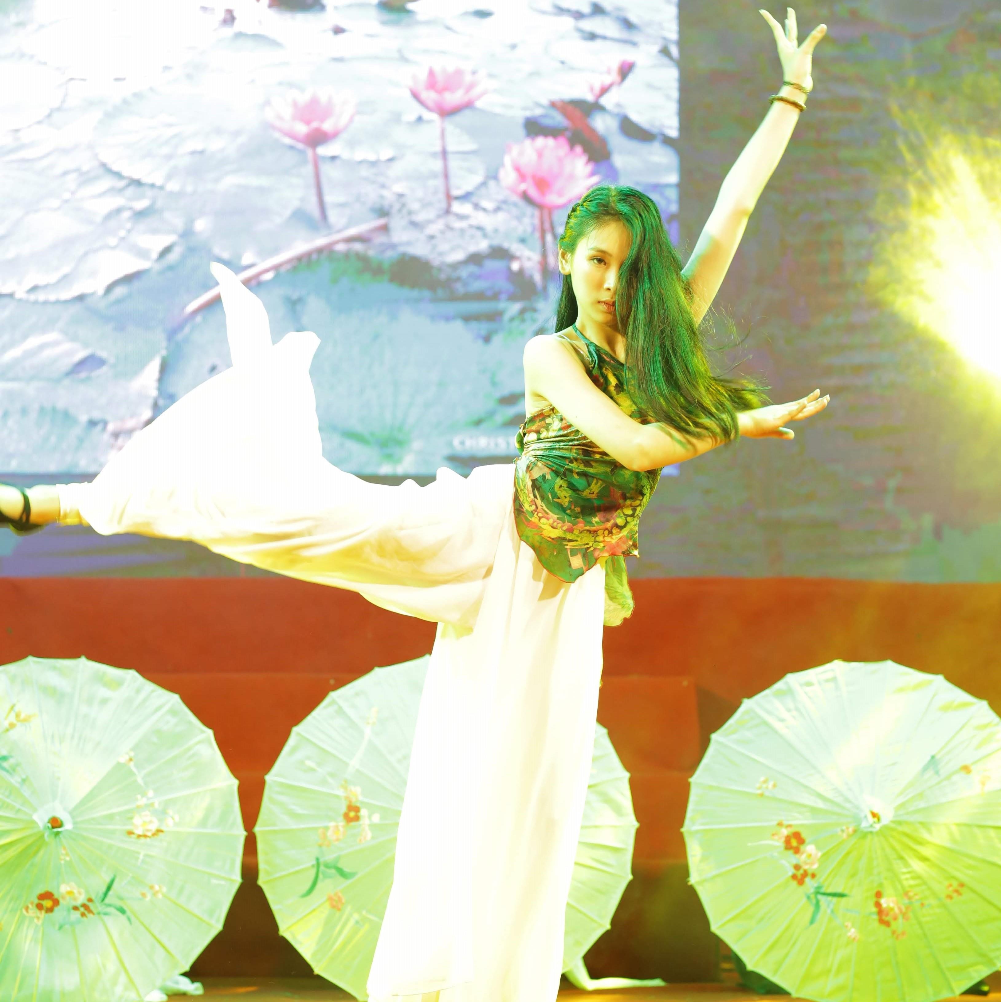 Nu sinh truong Phan Boi Chau xinh dep trong trang phuc truyen thong anh 9