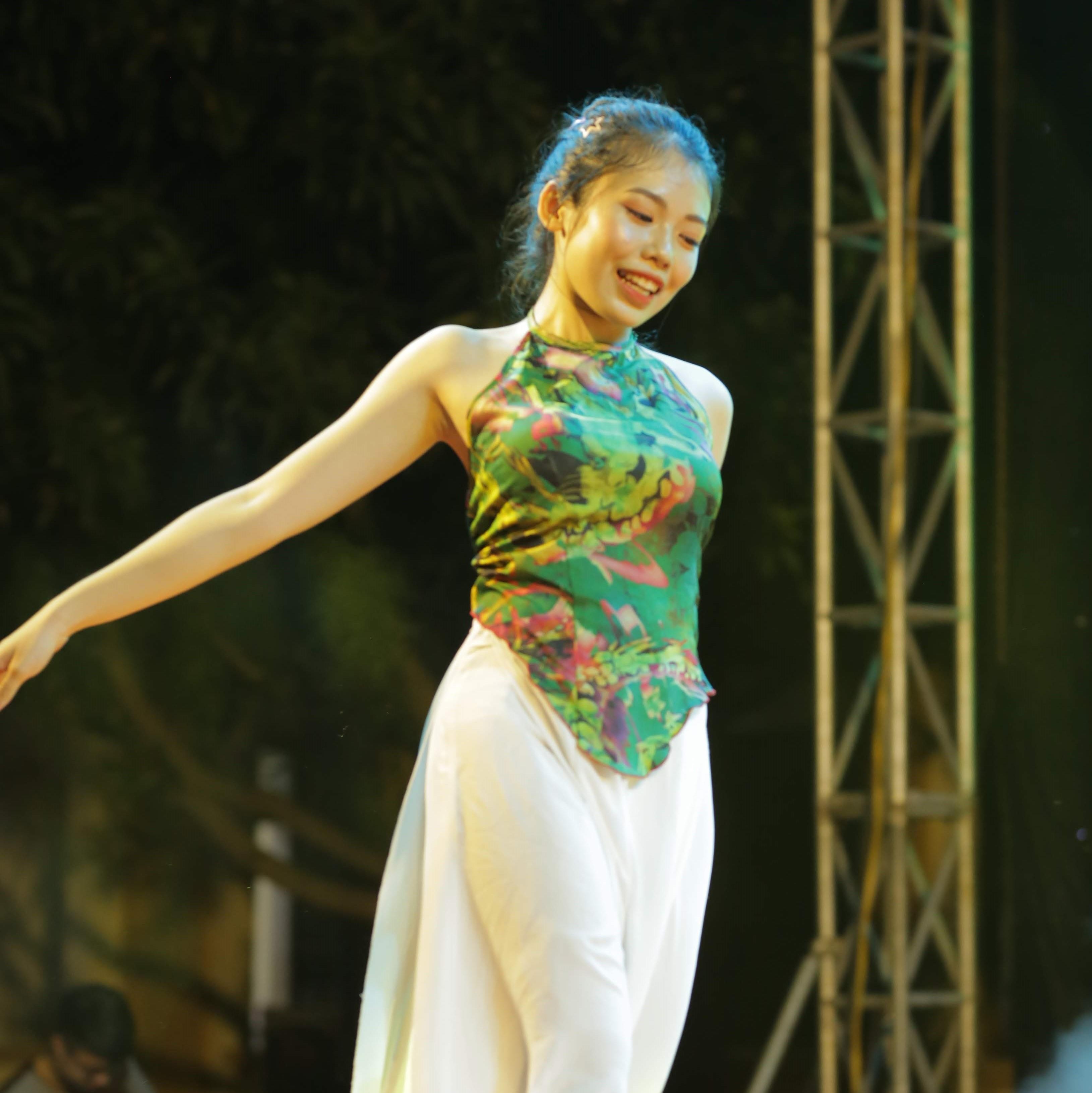 Nu sinh truong Phan Boi Chau xinh dep trong trang phuc truyen thong anh 8