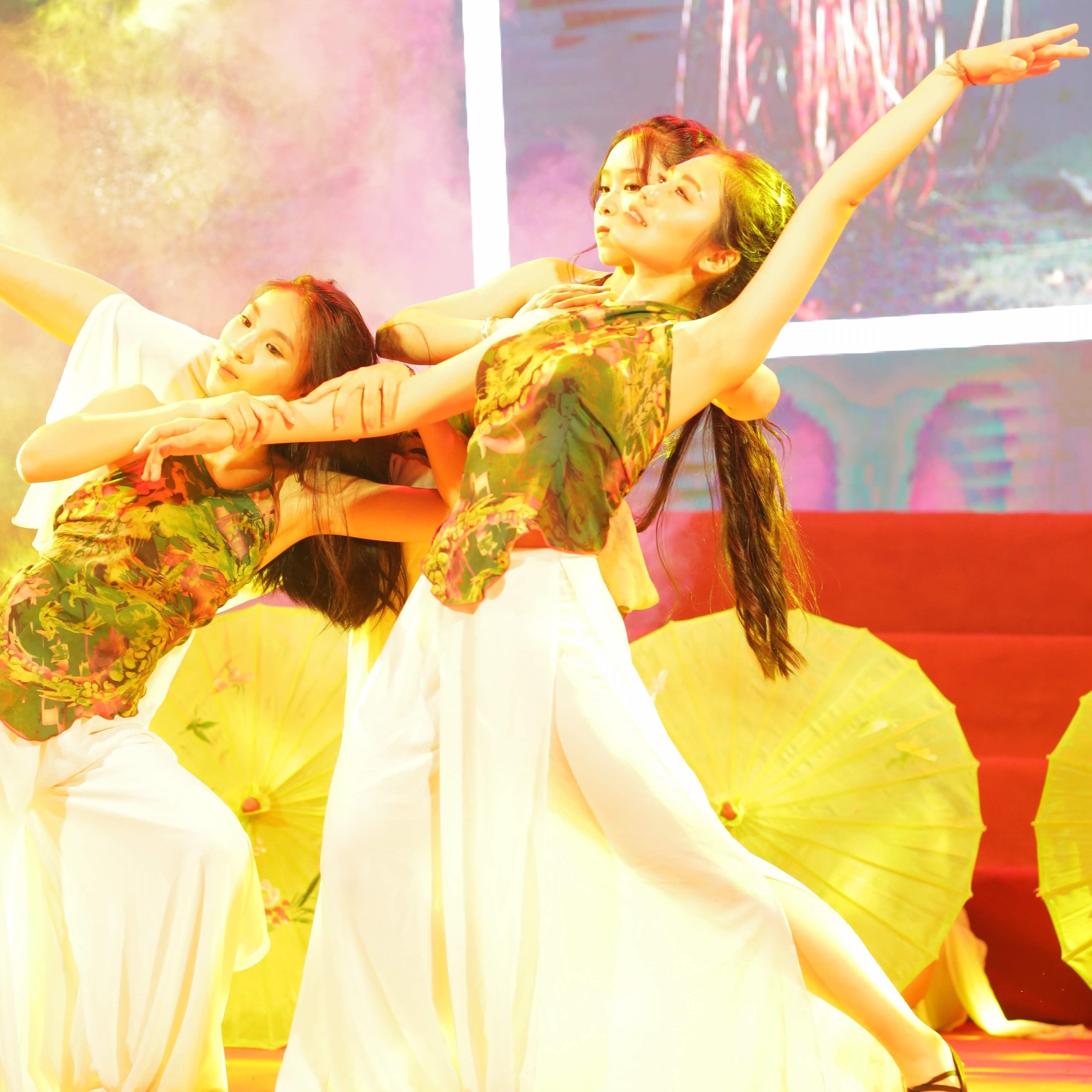 Nu sinh truong Phan Boi Chau xinh dep trong trang phuc truyen thong anh 3