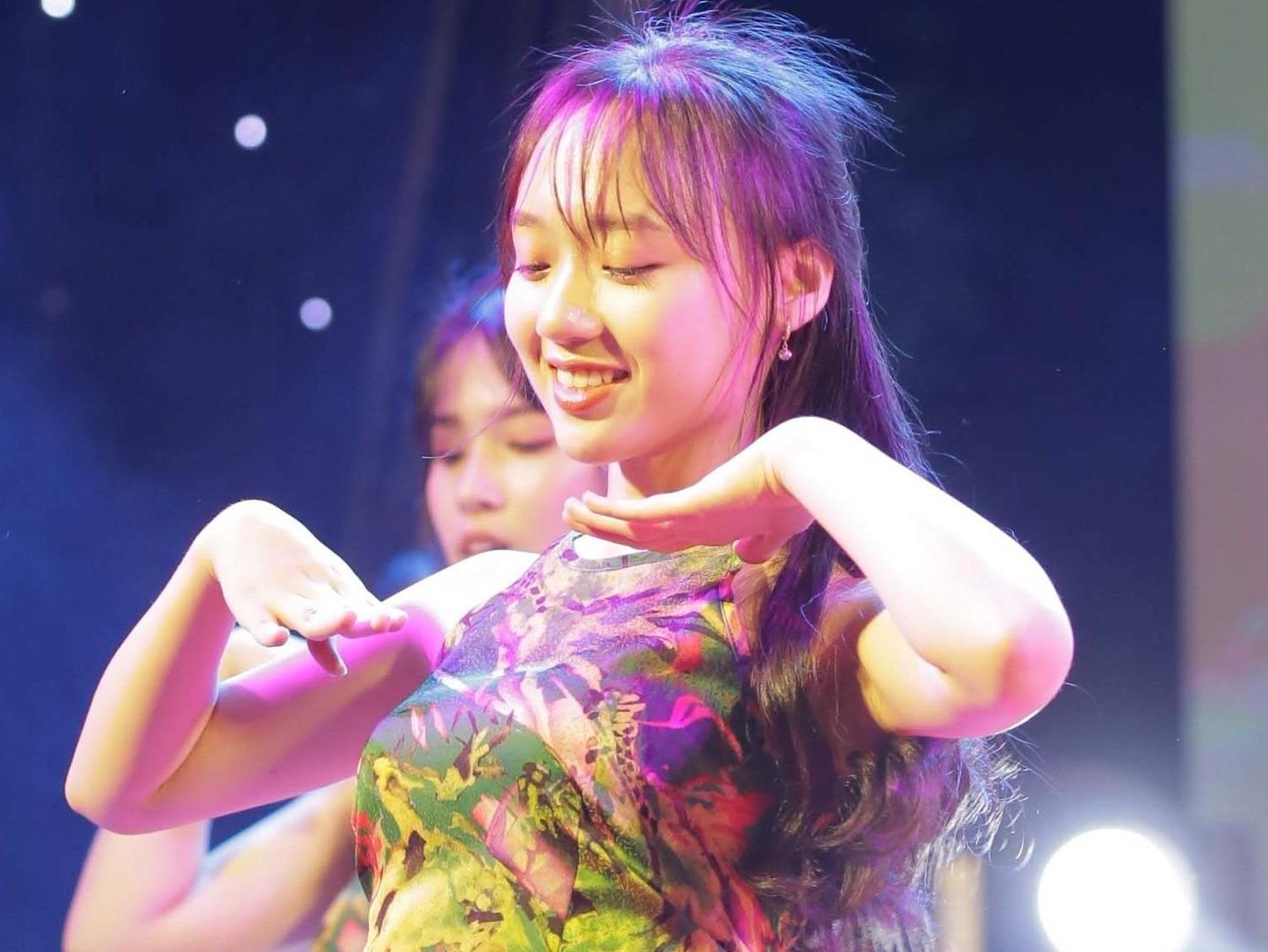 Nu sinh truong Phan Boi Chau khoe sac trong trang phuc truyen thong hinh anh