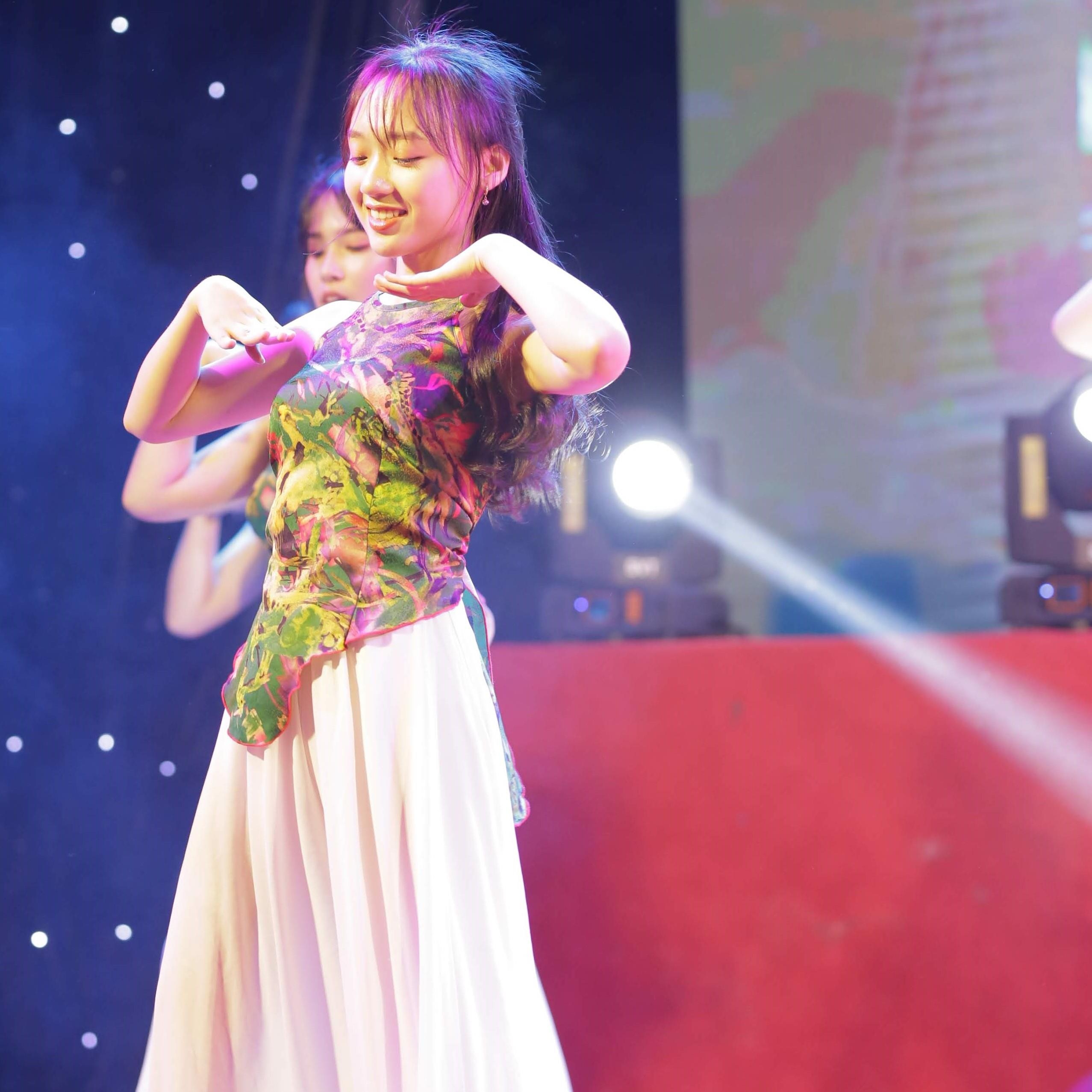 Nu sinh truong Phan Boi Chau xinh dep trong trang phuc truyen thong anh 4