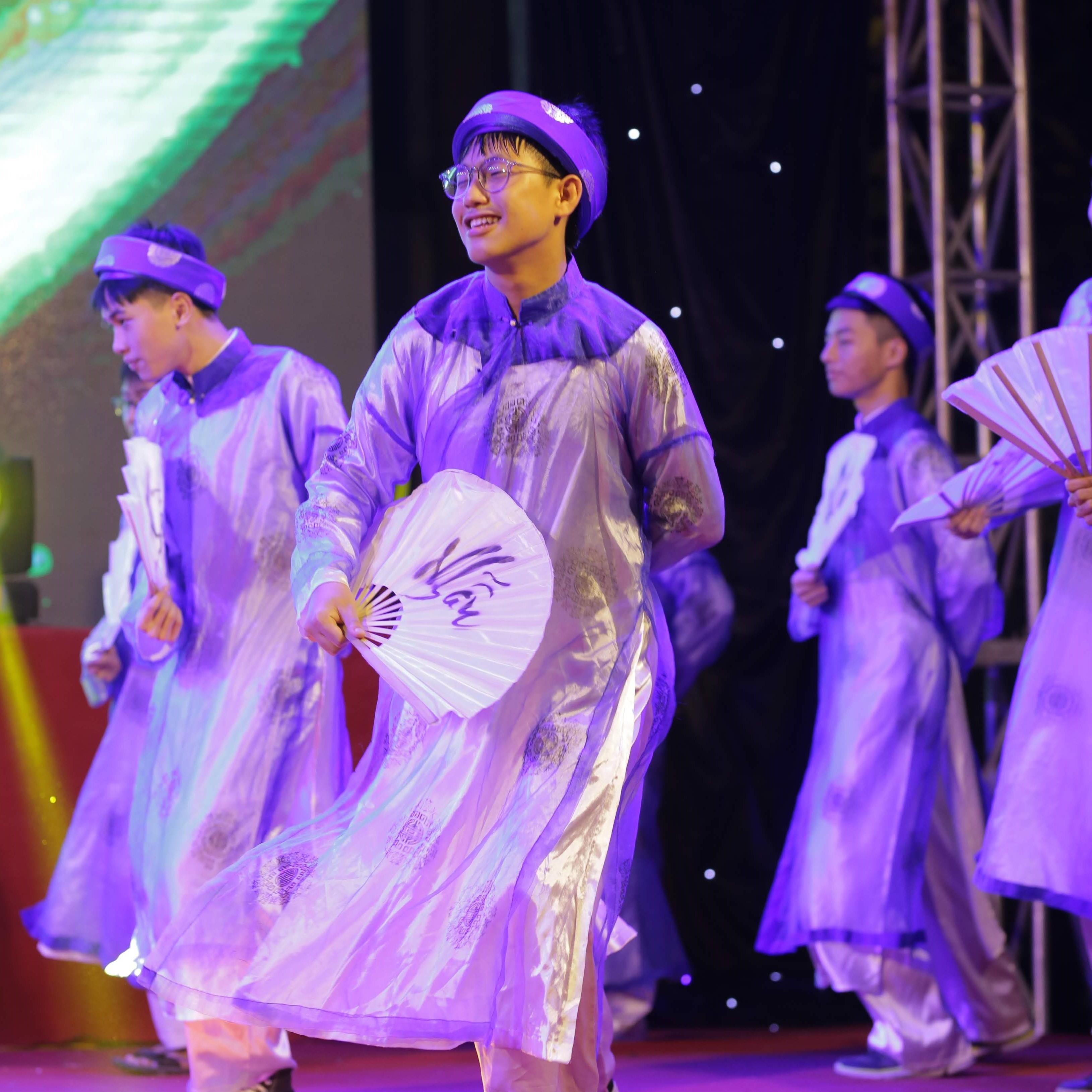 Nu sinh truong Phan Boi Chau xinh dep trong trang phuc truyen thong anh 11