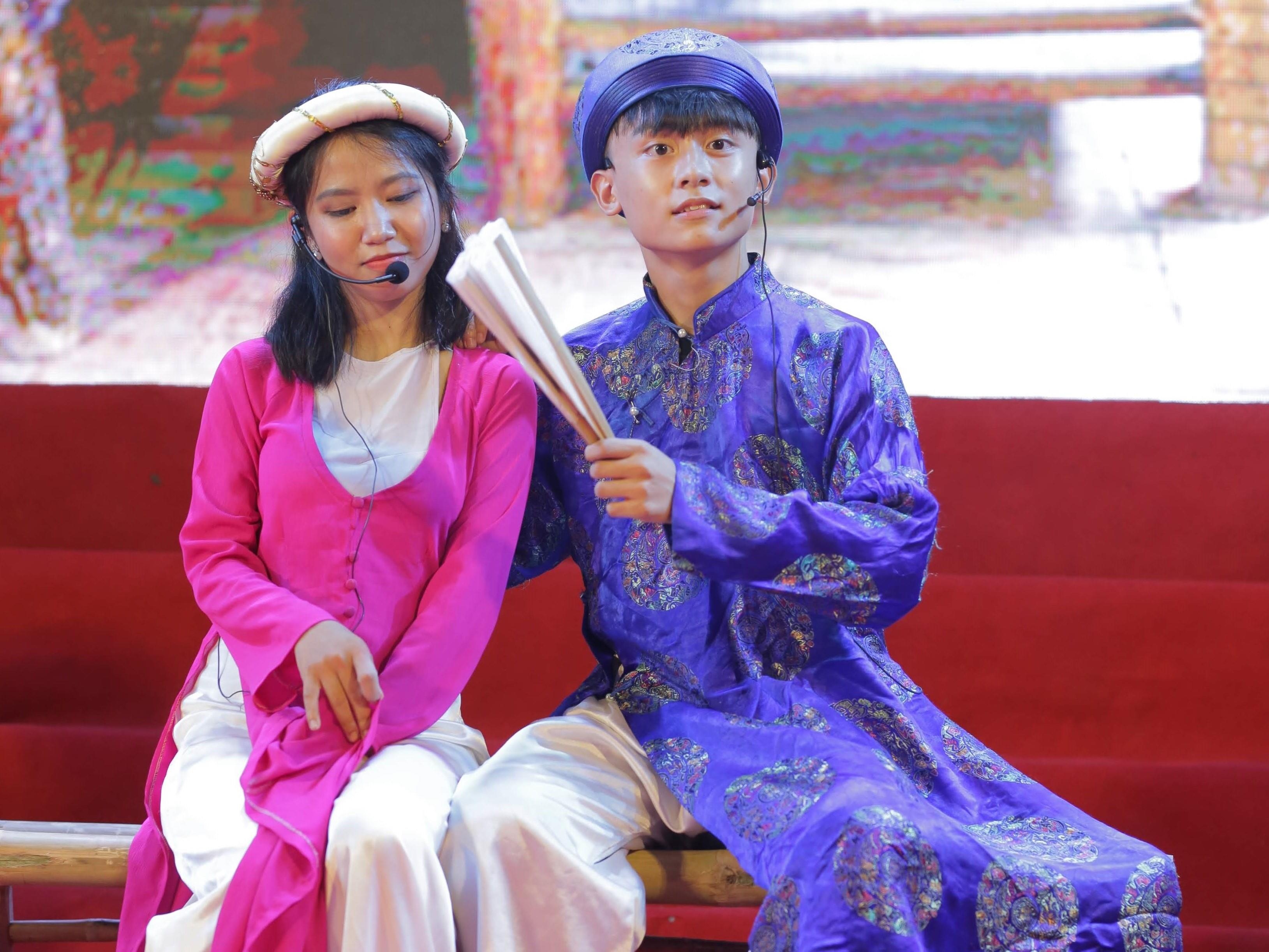 Nu sinh truong Phan Boi Chau xinh dep trong trang phuc truyen thong anh 1