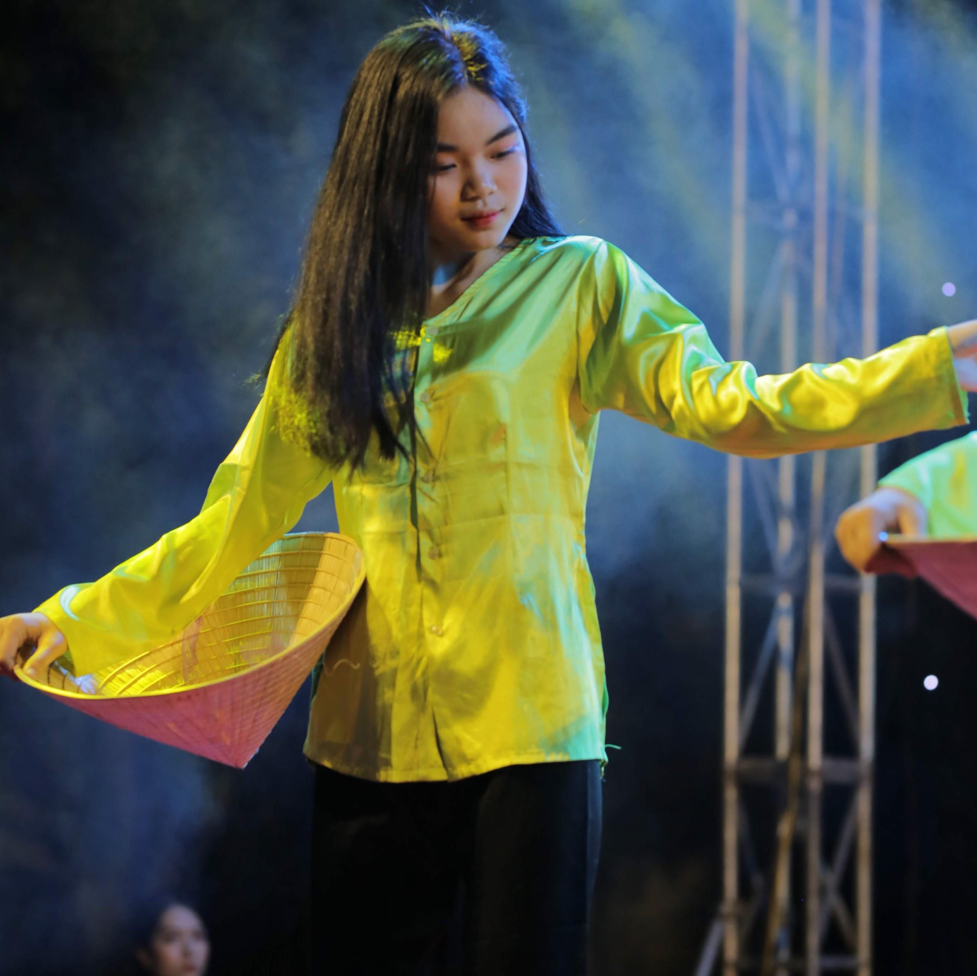 Nu sinh truong Phan Boi Chau xinh dep trong trang phuc truyen thong anh 7