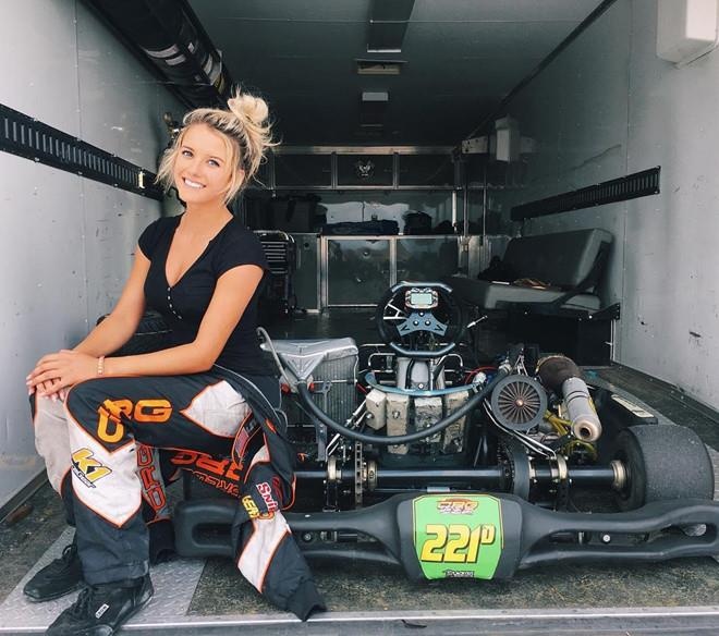 nhung hot girl nong bong cua lang dua xe anh 4