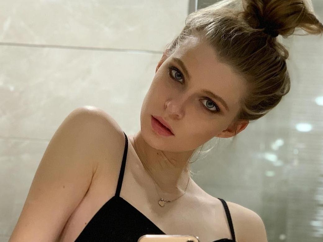 Hot girl Nga duoc dan mang goi la 'cong chua lanh lung' hinh anh