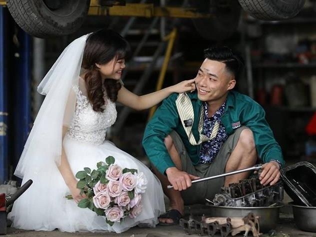 Anh cuoi trong garage oto cua vo chong chang tho may Hai Duong hinh anh