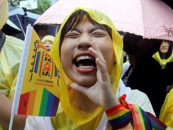 Giay phut hanh phuc tai Dai Loan khi hon nhan dong gioi duoc cong nhan hinh anh