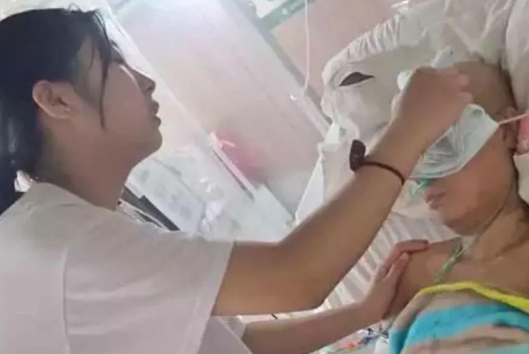 Nu sinh 17 tuoi bo thi dai hoc de hien tuy cuu me hinh anh