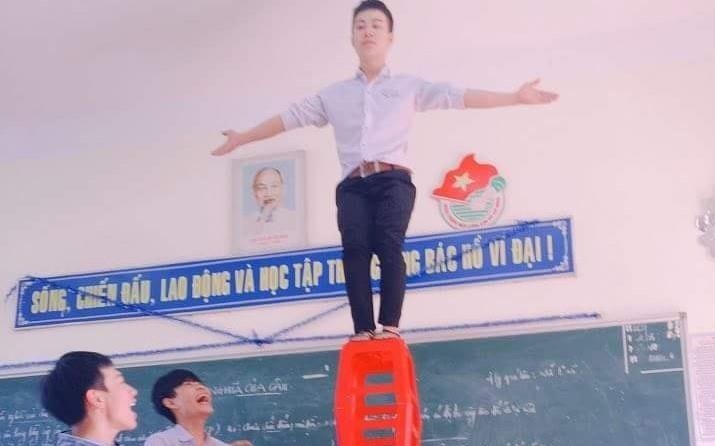 Anh nam sinh tao dang nguy hiem tren hang ghe cao gay tranh cai hinh anh