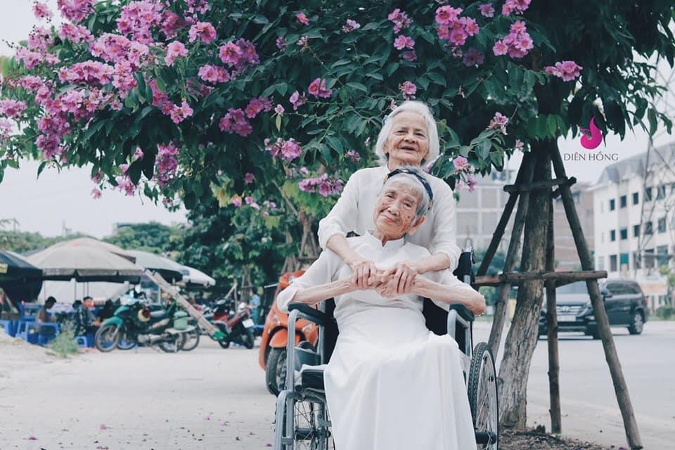 Bo anh voi ao dai cua cu ba hon tram tuoi anh 3