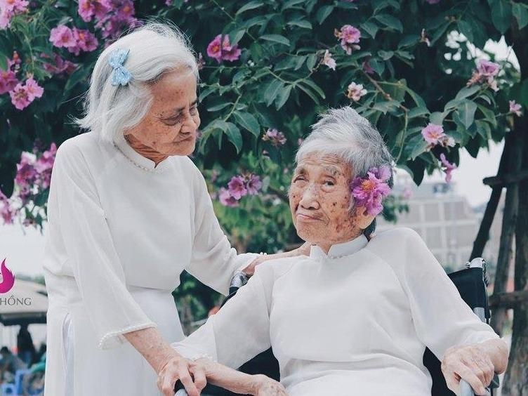 Ai cung mong tre lai khi xem anh hai cu ba ben hoa bang lang hinh anh