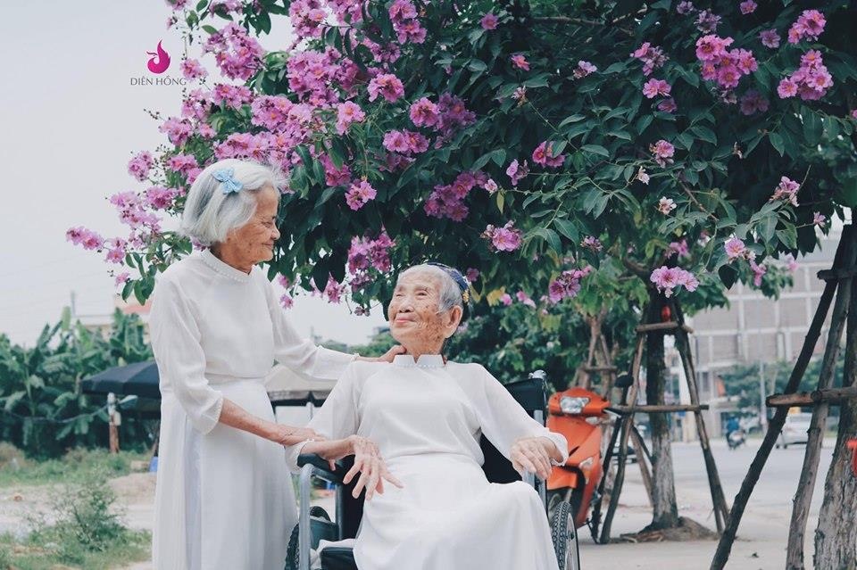 Bo anh voi ao dai cua cu ba hon tram tuoi anh 1