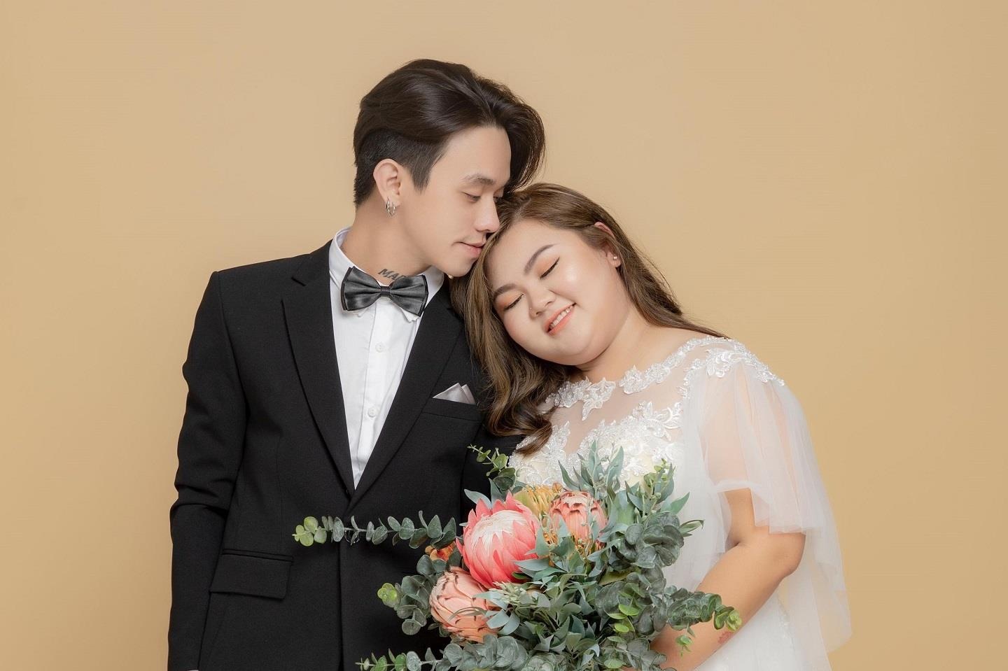 Cap 'dua lech' quyet dinh ket hon chi sau 2 thang hen ho qua mang hinh anh