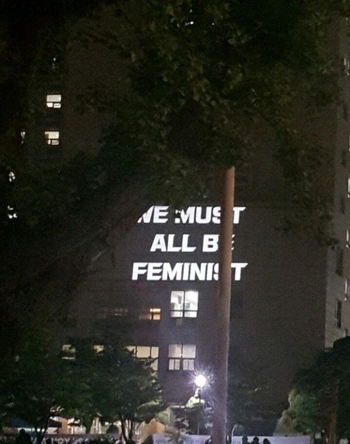 Ky tuc xa nu Han Quoc treo bieu ngu doi nu quyen anh 2