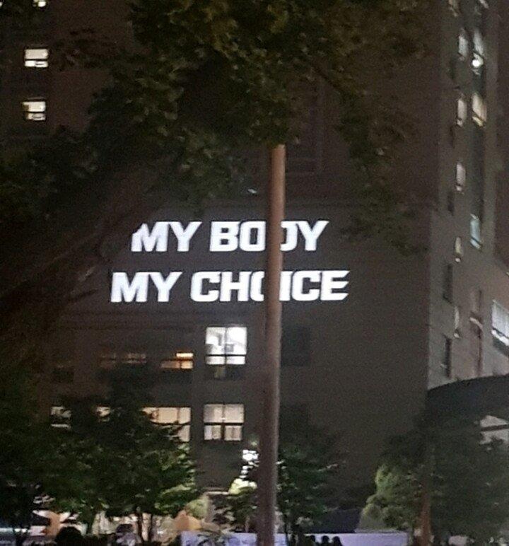 Ky tuc xa nu Han Quoc treo bieu ngu doi nu quyen anh 1