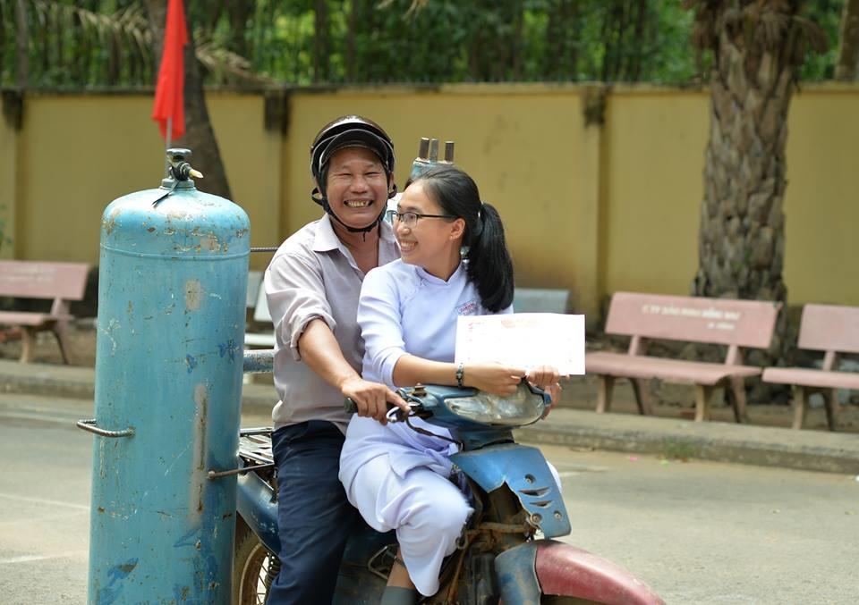 Bộ ảnh kỷ niệm ngày bế giảng của hai cha con ảnh 6 Bo anh ky niem ngay be giang cua hai cha con anh 6