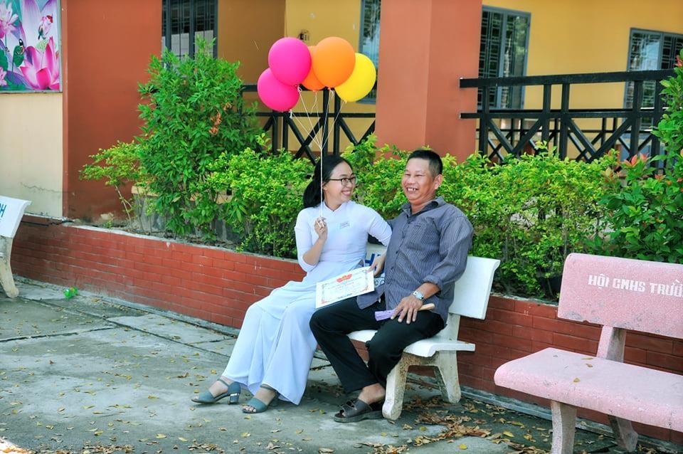 Bộ ảnh kỷ niệm ngày bế giảng của hai cha con ảnh 1 Bo anh ky niem ngay be giang cua hai cha con anh 1