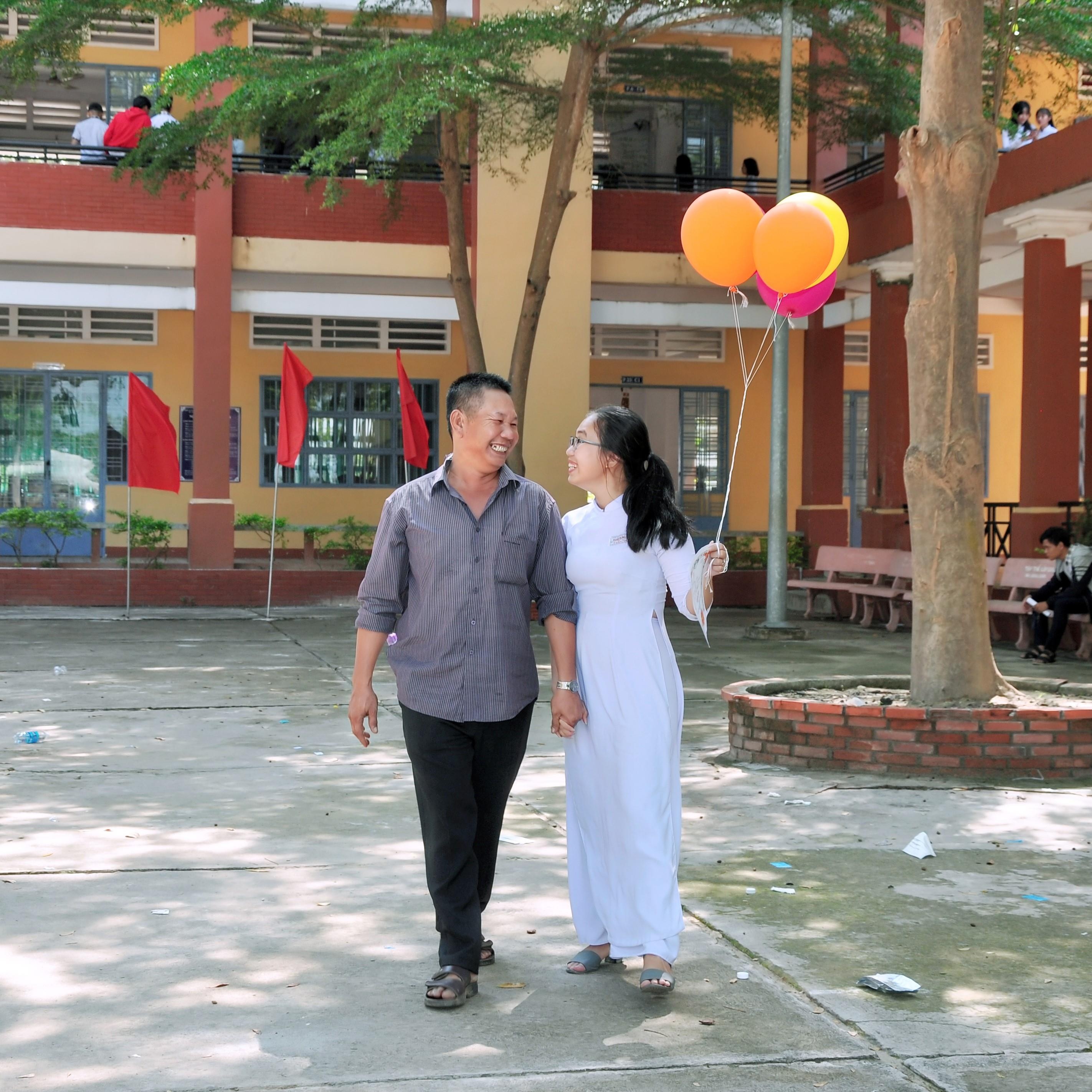 Bo anh ky niem ngay be giang cua hai cha con anh 8