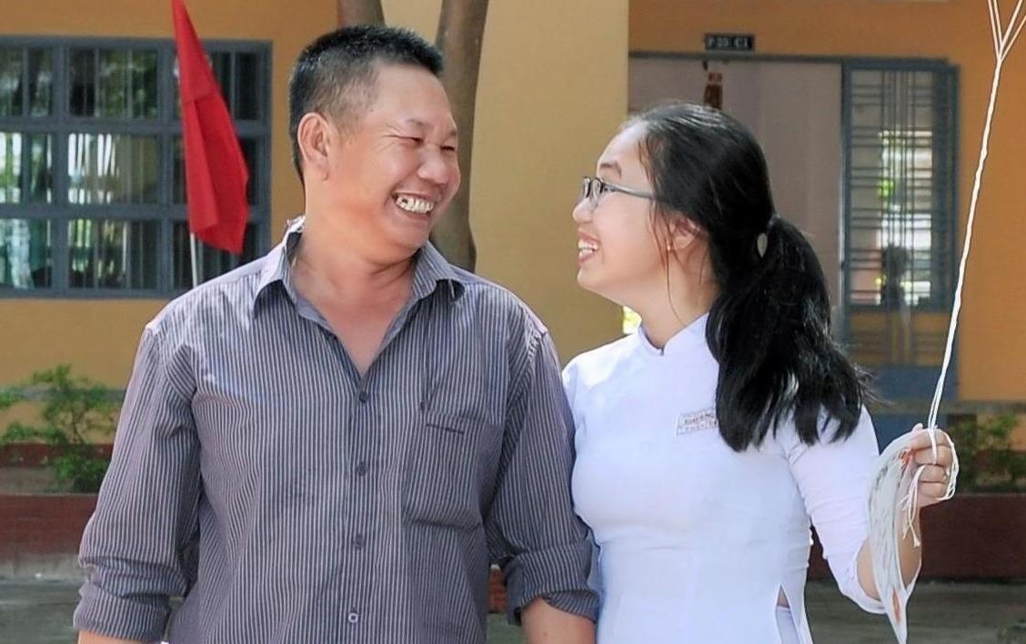 Nguoi cha ban ca vien chien suot 13 nam cung con du le be giang hinh anh