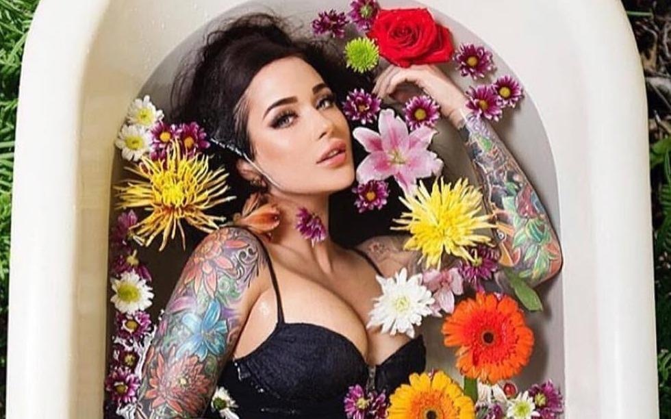 'Hot girl xam minh' co ve ngoai nong bong, ket hon tu nam 19 tuoi hinh anh