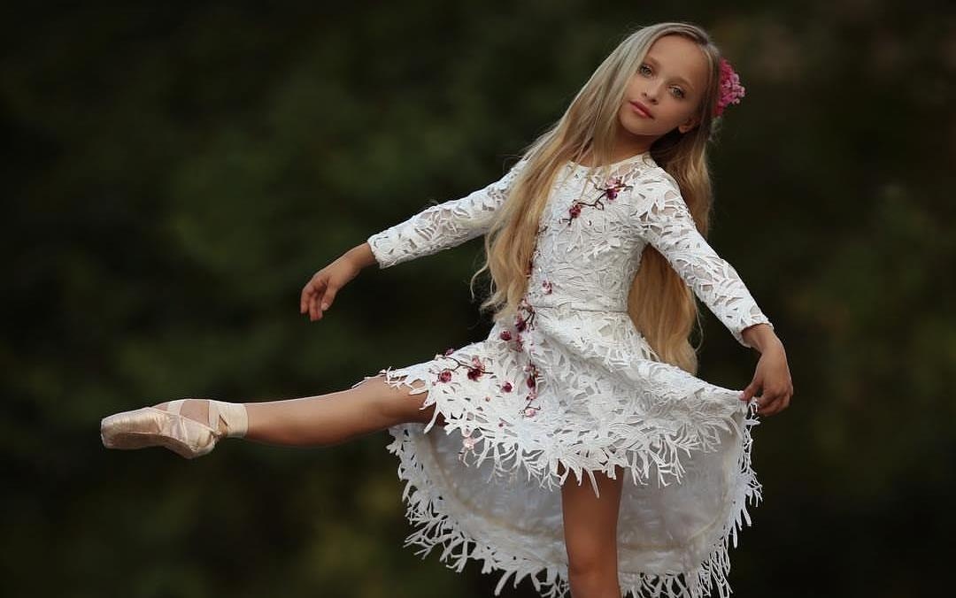 Vu cong 11 tuoi noi danh khi xuat hien trong MV cua Sia hinh anh