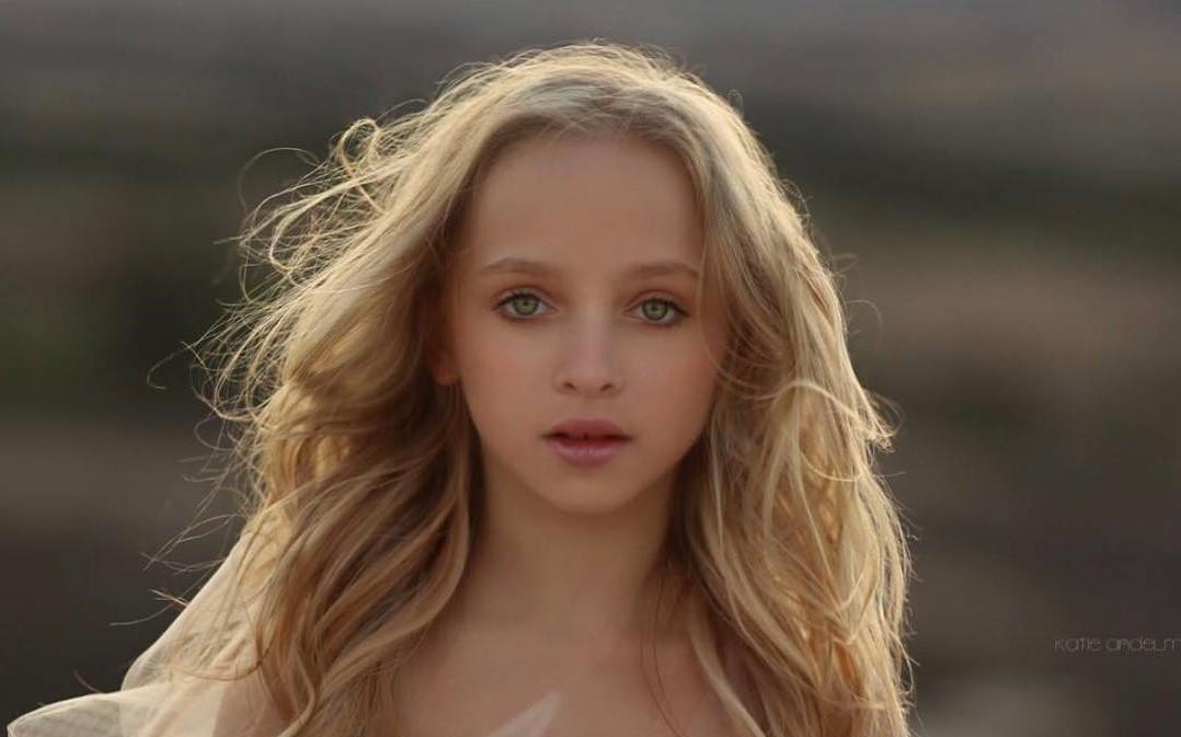 Vu cong nhi xuat hien trong MV Move your body cua Sia hinh anh