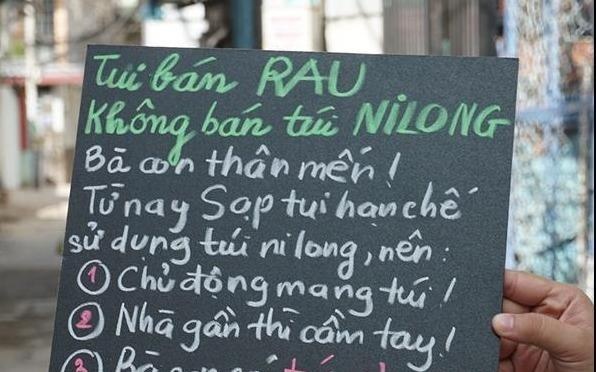 Co gai tang tam bien 'ban rau, khong ban tui nylon' cho cac sap hang hinh anh
