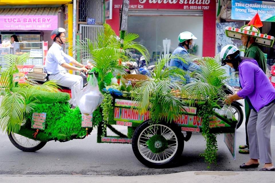Chiec xe xanh muot bao ve moi truong cua chu ban hoa qua o Sai Gon hinh anh