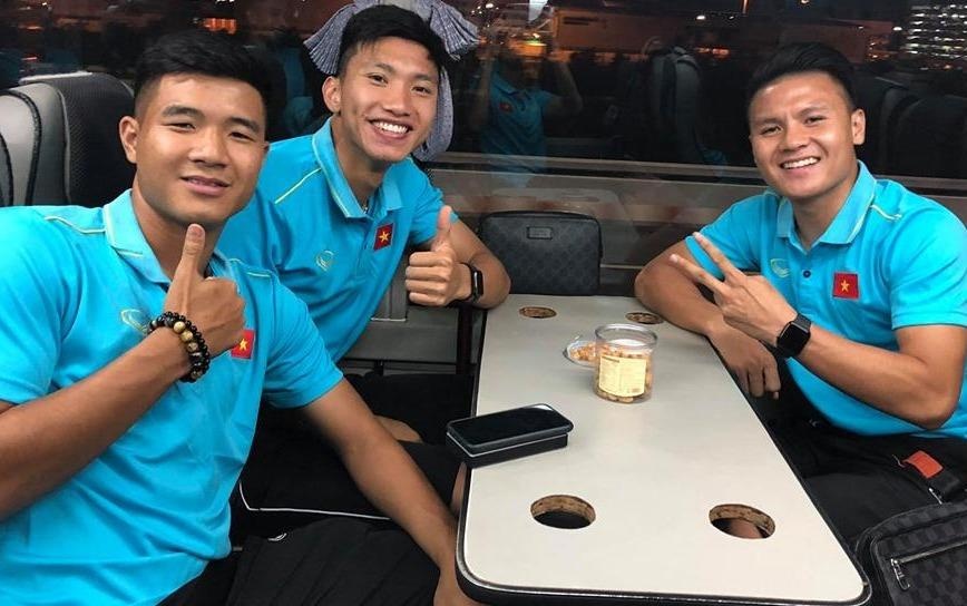 Quang Hai vui ve check-in, Duc Chinh 'cam thay dep trai' o Thai Lan hinh anh