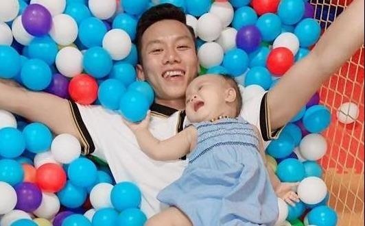 Hai Que dua con gai di choi 1/6 truoc khi len duong du King's Cup hinh anh