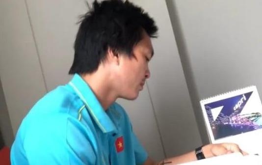 Tuan Anh bi Van Hau treu la 'ong cu non' vi luc nao cung doc sach hinh anh