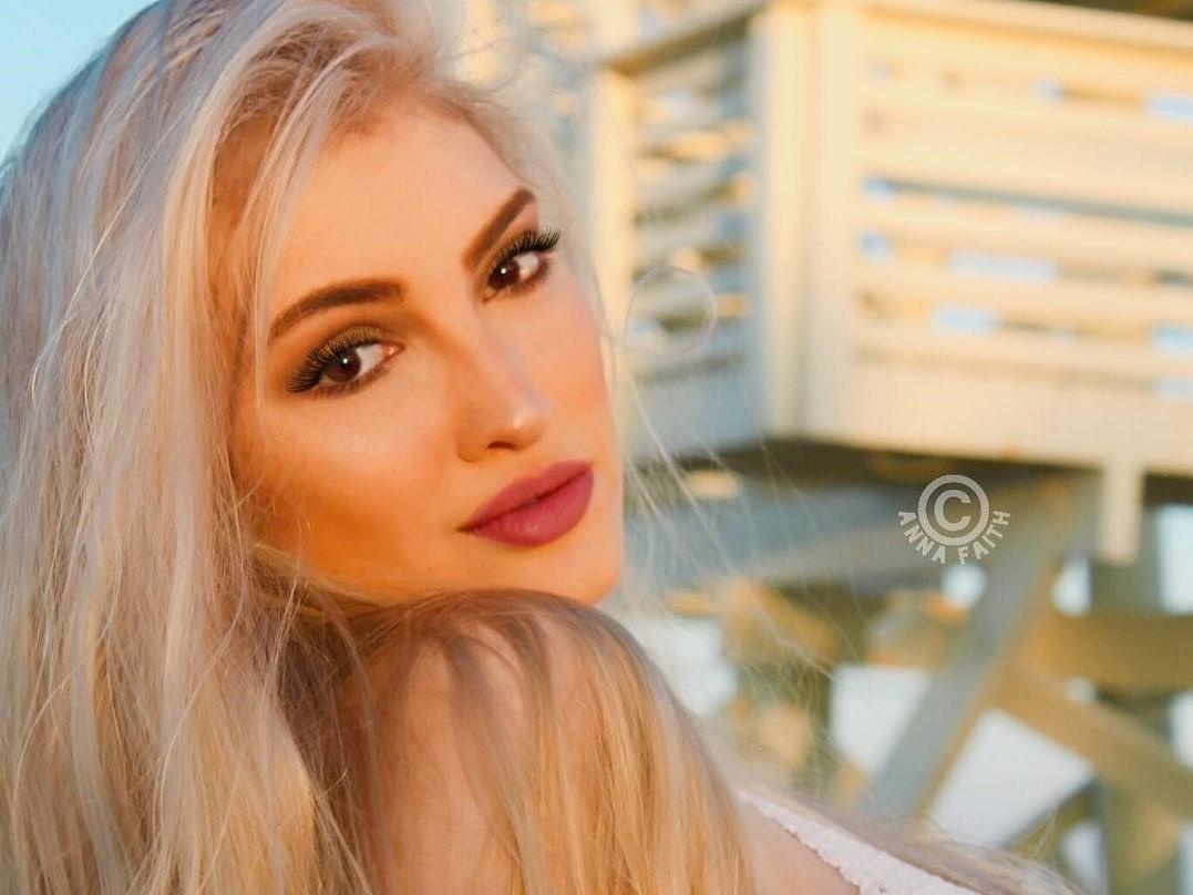 Hot girl giong Elsa anh 1