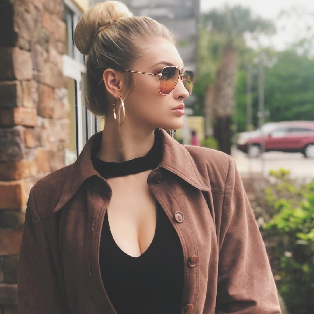 Hot girl giong Elsa anh 5