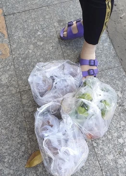Nữ shipper bị bùng 10 suất cơm ảnh 2 Nu shipper bi bung 10 suat com anh 2