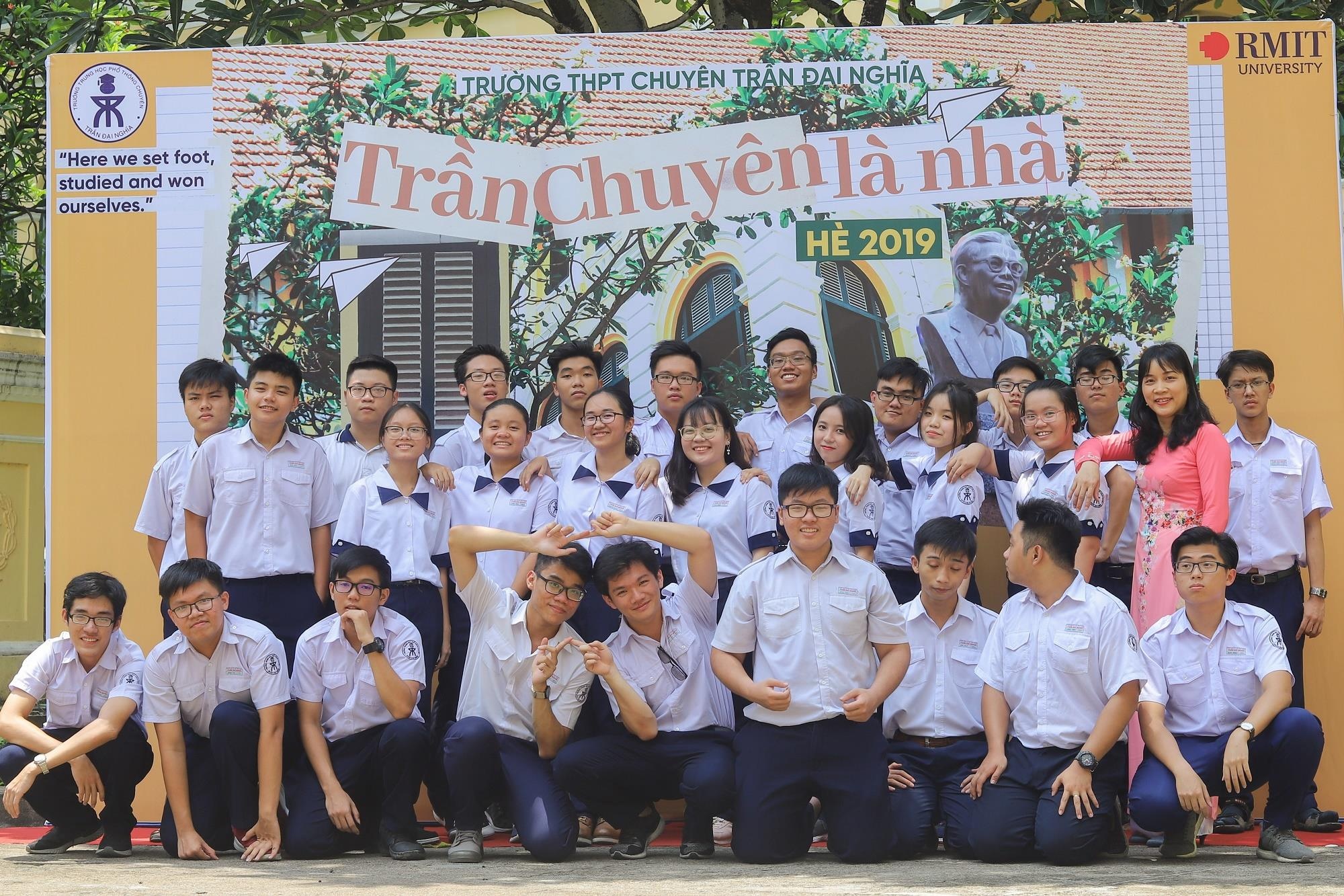 Hoc sinh chuyen Tran Dai Nghia hat rap anh 2