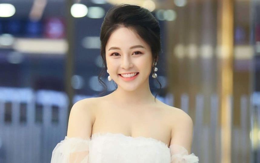 'Hot girl World Cup': Ke tham gia dong phim, nguoi tu so voi Chi Pu hinh anh