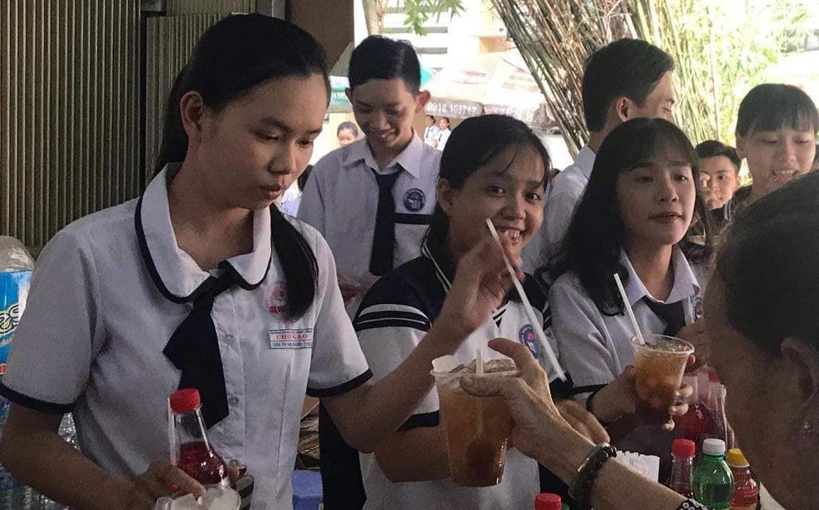 Cang tin truong tang tra chanh mien phi tri an hoc sinh khoi 12 hinh anh