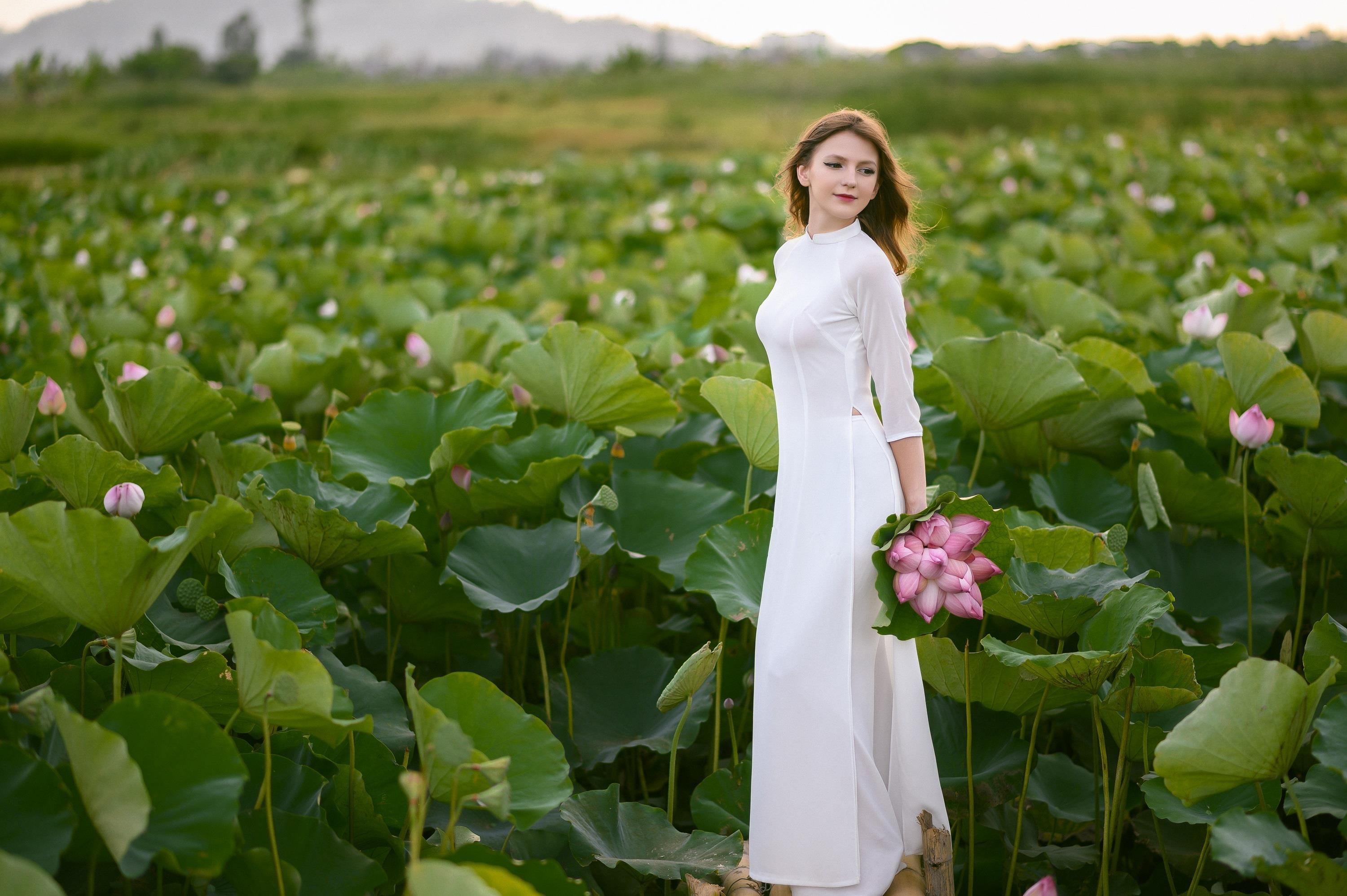 Loat hot girl Dong Au chup anh voi sen anh 5