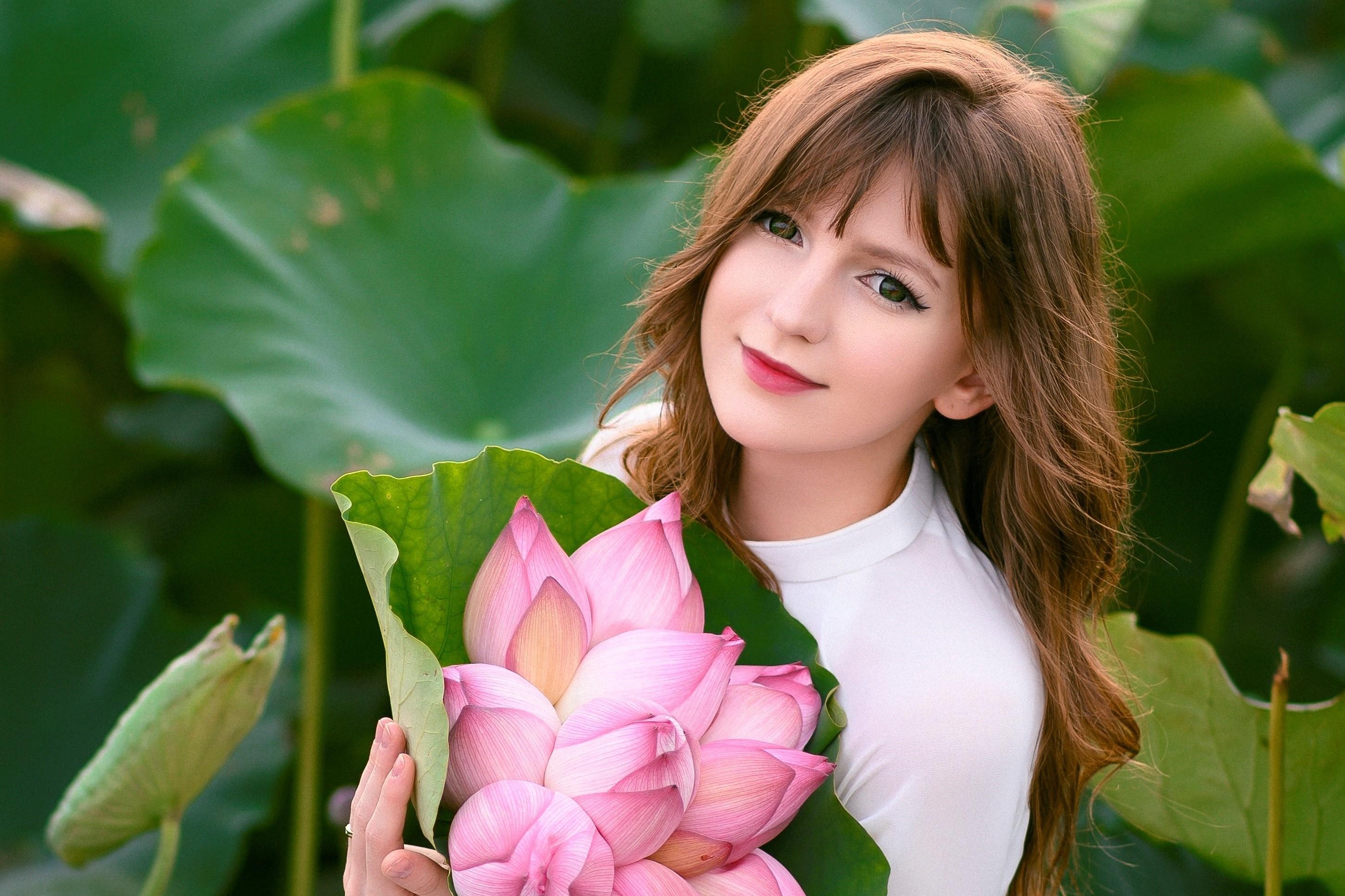 Ba nguoi dep Dong Au 'gay sot' khi chup anh voi sen hinh anh