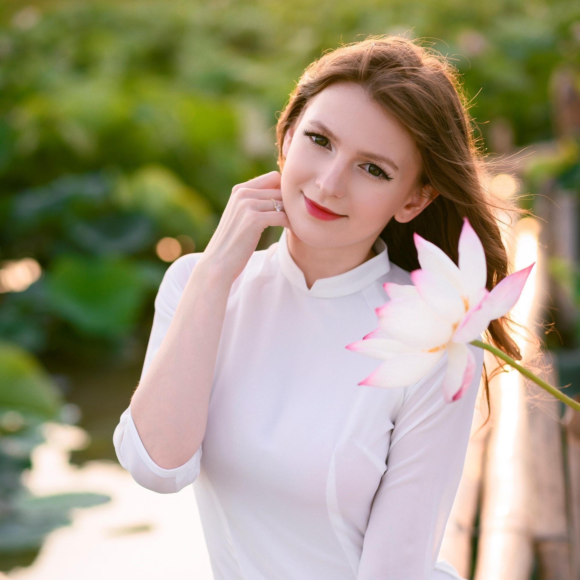 Loat hot girl Dong Au chup anh voi sen anh 3