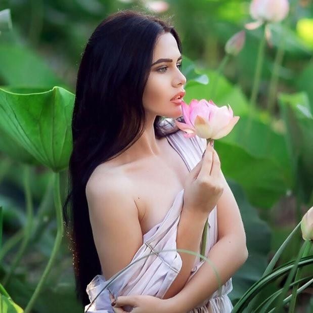 Loat hot girl Dong Au chup anh voi sen anh 12